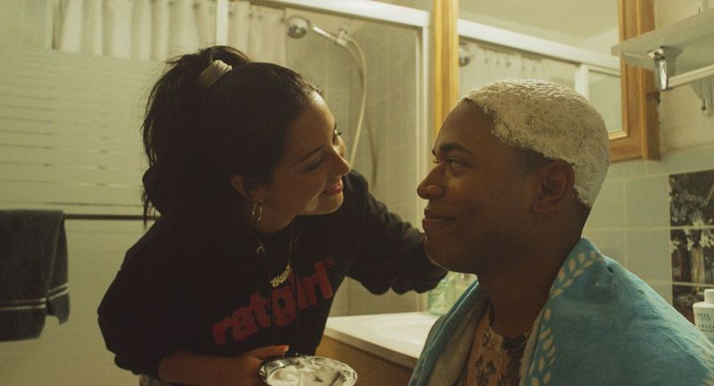 Retusz włosów staje się romantycznym momentem dla nastolatków Alexis (Alexa Demie) i Tylera (Kelvin Harrison Jr.) w Falach.