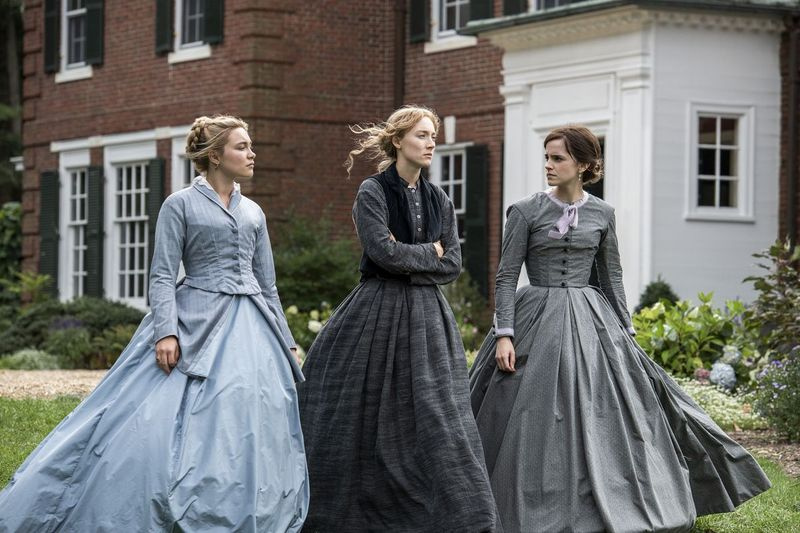 Florence Pugh (od lewej), Saoirse Ronan i Emma Watson grają trzy z marcowych sióstr w Little Women.