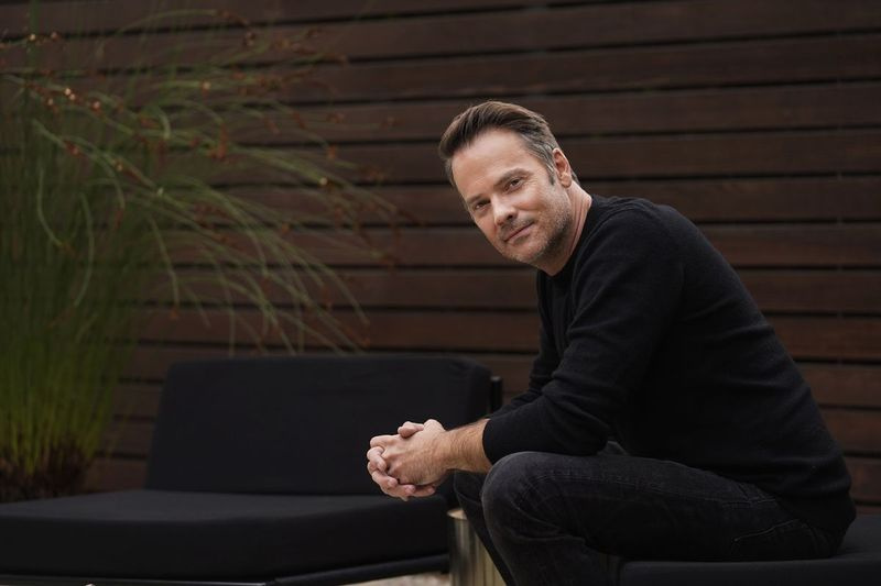 Näitleja Barry Watson poseerib oma kodus Los Angelese Brentwoodi osas portree tegemiseks, et reklaamida Michael Landoni telesarja Highway to Heaven taaskäivitamist, mille peaosas on Jill Scott, kes on maa peale inimesi aitama saadetud ingel.