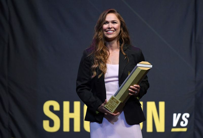 Ronda Rousey détient un trophée en juillet après être devenue la première femme intronisée au Temple de la renommée de l