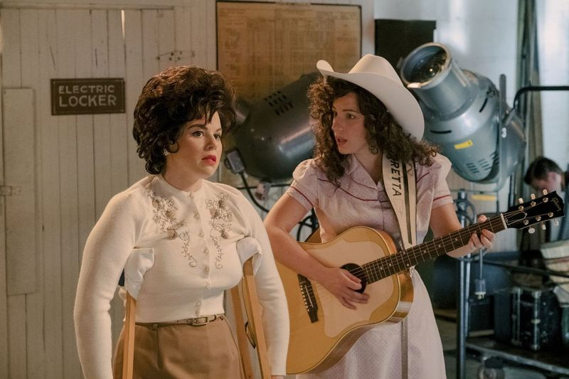 Jessie Mueller membintangi sebagai Loretta Lynn (kanan) dan Megan Hilty menggambarkan Patsy Cline dalam adegan dari Patsy & Loretta. disiarkan pada 19 Okt di Lifetime.