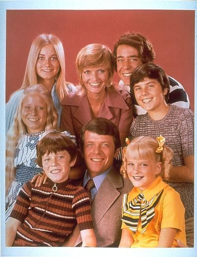 Distribuția din The Brady Bunch: Maureen McCormick (în sensul acelor de ceasornic, din stânga sus), Florence Henderson, Barry Williams, Christopher Knight, Susan Olsen, Robert Reed, Mike Lookinland și Eve Plumb.