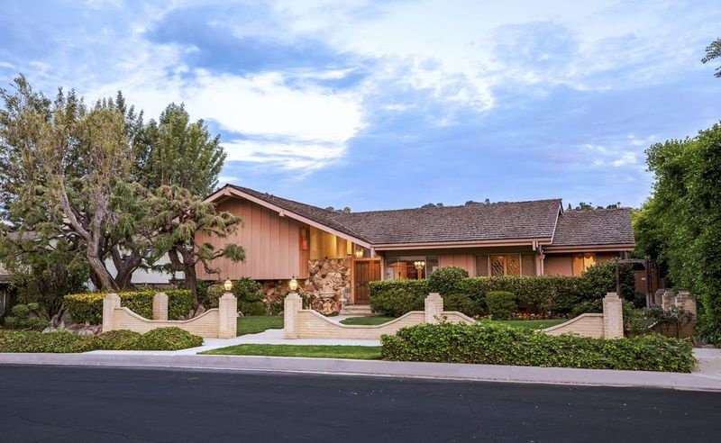 Casa din Los Angeles din viața reală, prezentată în scenele de deschidere și de închidere ale serialului TV The Brady Bunch este acum subiectul serialului HGTV A Very Brady Renovation, care va debuta pe 9 septembrie.
