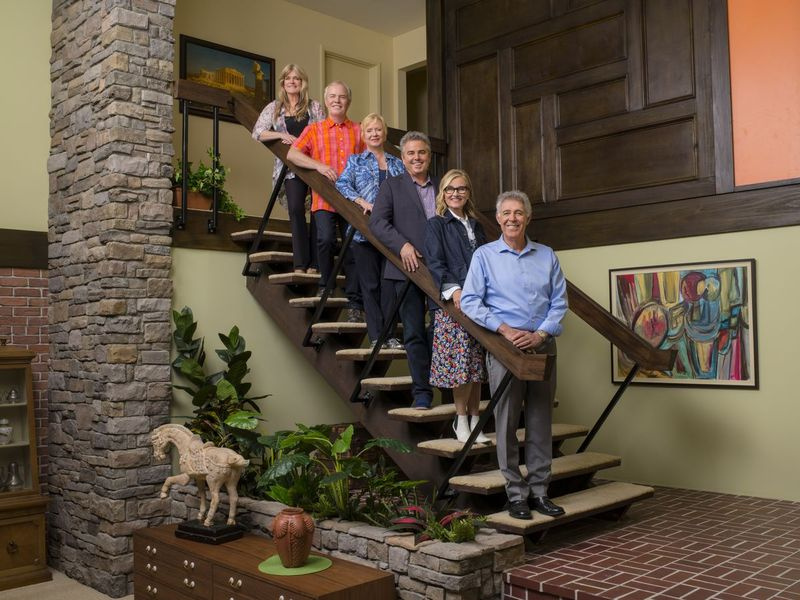 Această imagine publicată de HGTV arată distribuția lui The Brady Bunch, din stânga, Susan Olsen, Mike Lookinland, Eve Plumb, Christopher Knight, Maureen McCormick și Barry Williams. Distribuția își va uni forțele cu staruri HGTV, inclusiv Jonathan și Drew Scott