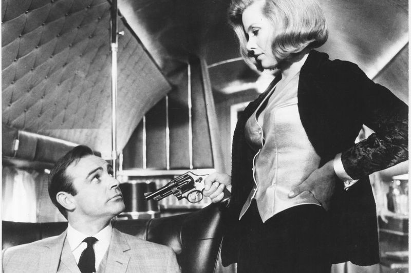 Sean Connery in Honor Blackman sta prikazana v prizoru iz filma o Jamesu Bondu iz leta 1964 Goldfinger.