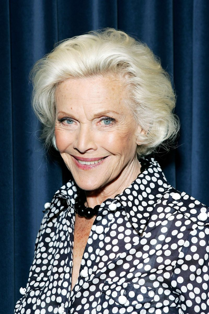 Igralka in pevka Honor Blackman pozira za fotografijo med snemanjem svojega singla 
