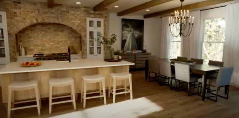 Virtuve, kuru projektējuši Elisona Viktorija un Maiks Holmss priekš Rock the Block.