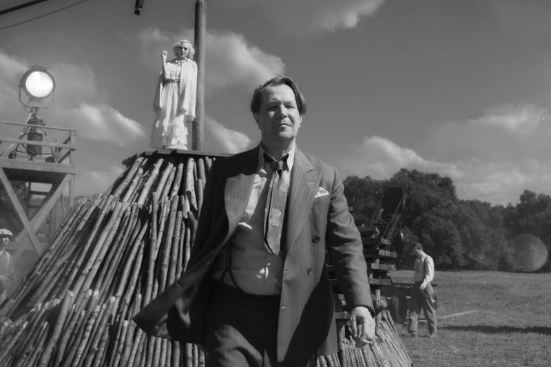 Gary Oldman interpreta a Herman Mankiewicz en una escena de Mank.