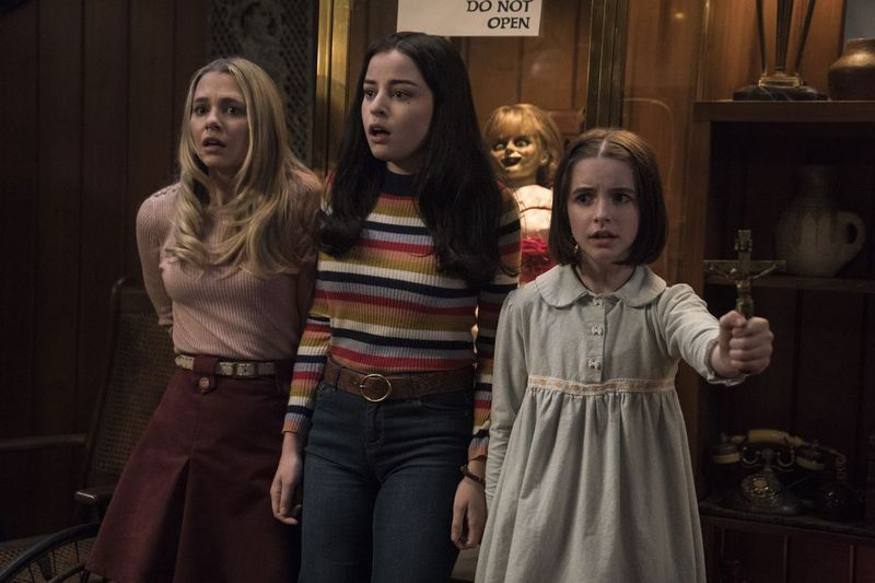 Madison Iseman (de izquierda a derecha, como Mary Ellen), Katie Sarife (como Daniela) y McKenna Grace como Judy Warren en una escena de la película de terror Annabelle Comes Home.