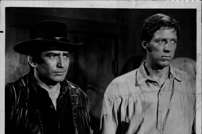 James Drury (kiri) dan David Hartman ditunjukkan dalam adegan dari episod The Virginian.