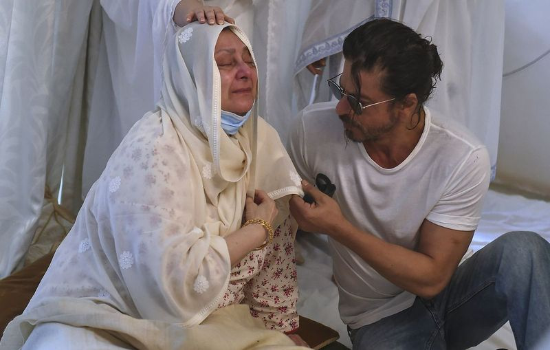 Aktorius Shahrukhas Khanas (dešinėje) guodžia Saira Banu, kai ji trečiadienį gedi savo vyro ir Bolivudo ikonos Dilipo Kumaro mirties jų rezidencijoje Mumbajuje, Indijoje. Kumaras, vadinamas vienu didžiausių hindi kino aktorių, mirė trečiadienį Mumbajaus ligoninėje po ilgos ligos. Jam buvo 98 metai.