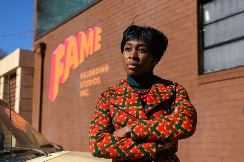 Aretha Franklin (Cynthia Erivo) przybywa do Fame Studios w Muscle Shoals w stanie Alabama, w scenie z Rodzaju: Aretha.