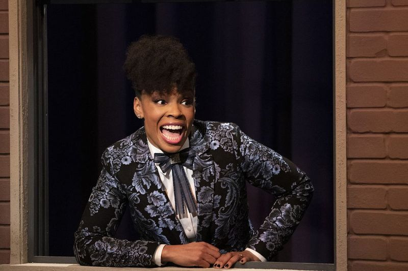 Amber Ruffin se zobrazuje v epizodě komediálního seriálu The Amber Ruffin Show, který je k dispozici na streamovací službě Peacock.