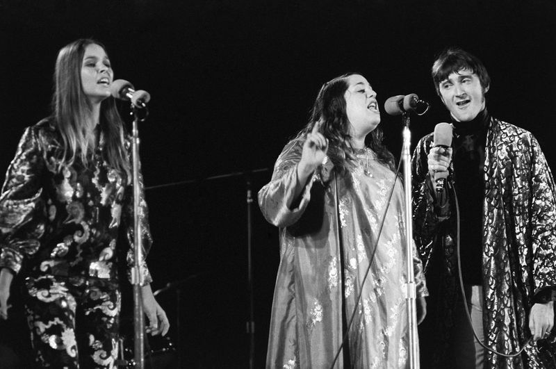 Esinevad Michelle Phillips (vasakul), Mama Cass ja Denny Doherty filmist The Mamas & the Papas