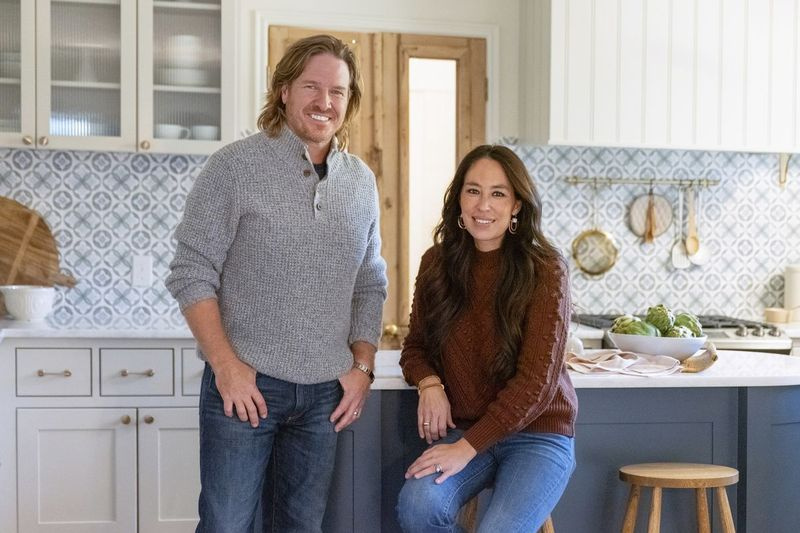 Chip och Joanna Gaines är med i den sjätte säsongen av Fixer Upper. Magnolia Network, ett joint venture mellan Gaines och Discovery, Inc. kommer att lanseras 2022.