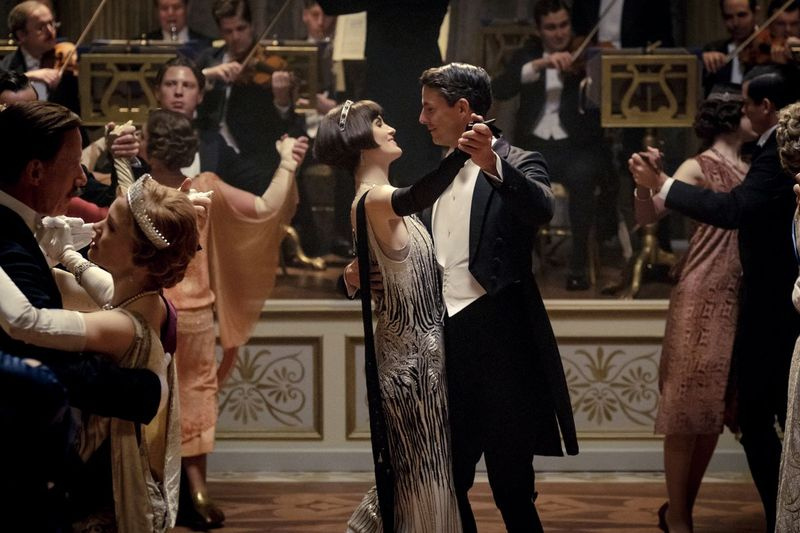 Ledi Mary Talbot (Michelle Dockery) ir Henry Talbot (Matthew Goode) rodomi 2019 m. vaidybinio filmo „Dauntono abatija“ scenoje. Filmo tęsinys bus išleistas gruodžio mėn.