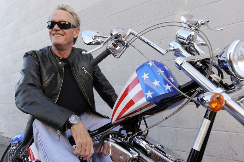 Na tym zdjęciu z 2009 roku Peter Fonda pozuje na motocyklu Harley-Davidson w Glendale w Kalifornii. Aktor zmarł w piątek.