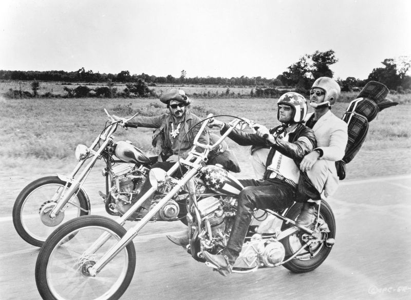 Dennis Hopper, Peter Fonda i Jack Nicholson jadą autostradą w scenie z filmu Easy Rider z 1969 roku.
