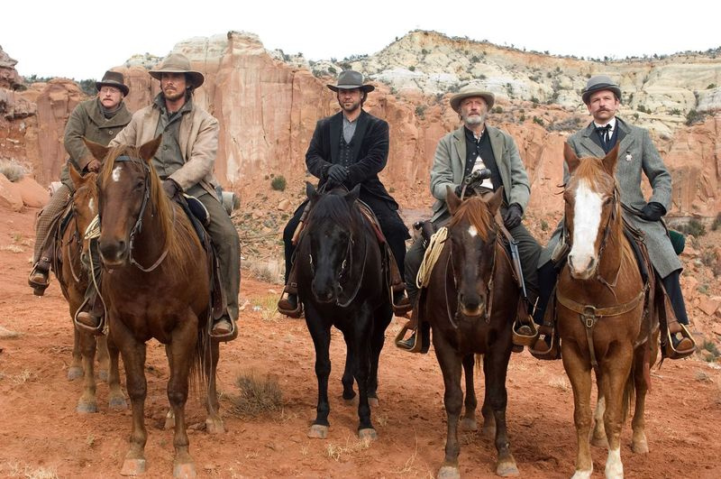Alan Tudyk (od lewej), Christian Bale, Russell Crowe, Peter Fonda i Lennie Loftin w scenie z remake
