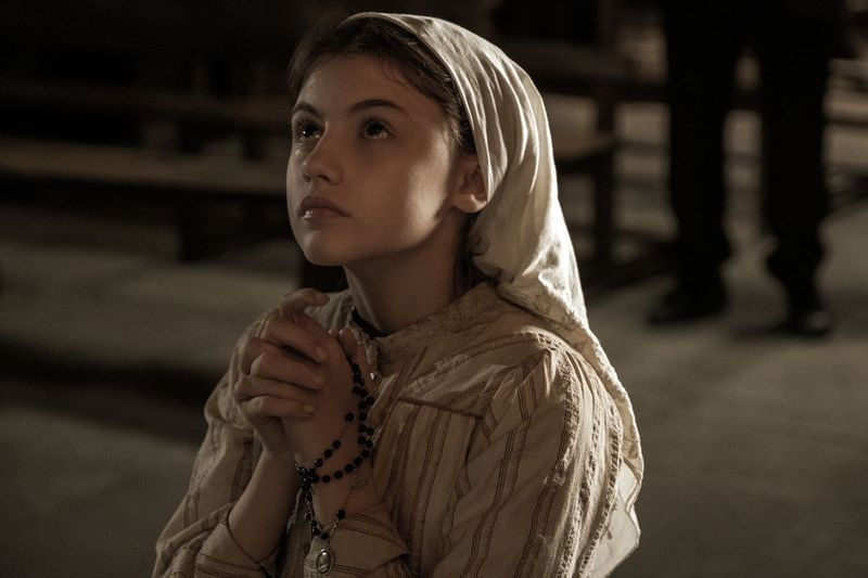 Kui noor Lucia (Stephanie Gil) ütleb, et teda külastas Neitsi Maarja, ei usu tema preester ega ema teda, kuid sajad teised Fatimas usuvad.