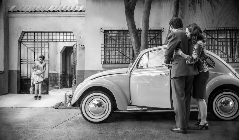 Yalitza Aparicio (izquierda, con Marco Graf) interpreta a una empleada doméstica al servicio de un médico (Fernando Grediaga) y su ama de casa (Maria De Tavira) en Roma. | Netflix