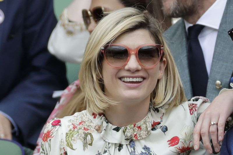 BBC podało w czwartek, że gwiazda Doktora Who, Jodie Whittaker, opuści serię science fiction w przyszłym roku, ale przed odejściem Whittaker pojawi się w nowej sześcioodcinkowej serii w 2021 roku i trzech odcinkach specjalnych w 2022 roku.