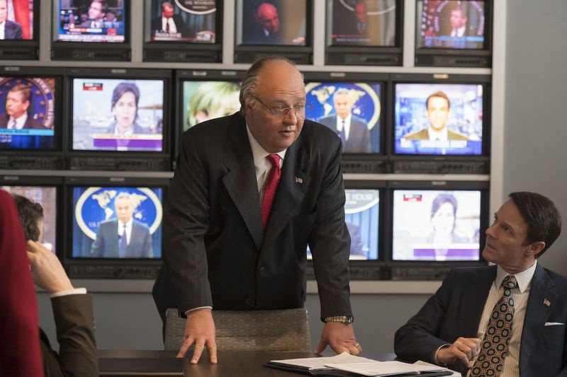 Russell Crowe som Roger Ailes og Mackenzie Astin som John Moody i Showtimes begrensede serie The Loudest Voice.
