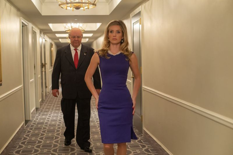 Russell Crowe som Roger Ailes og Annabelle Wallis som Laurie Luhn i en scene fra The Loudest Voice, episode 2001.