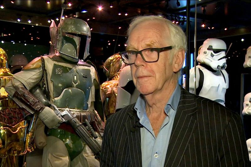 Jeremy Bulloch snakker foran kostymet han hadde på seg mens han spilte Boba Fett i Star Wars: Episode V – The Empire Strikes Back og Star Wars: Episode VI – Return of the Jedi, på Star Wars Identities-utstillingen i London i 2017.