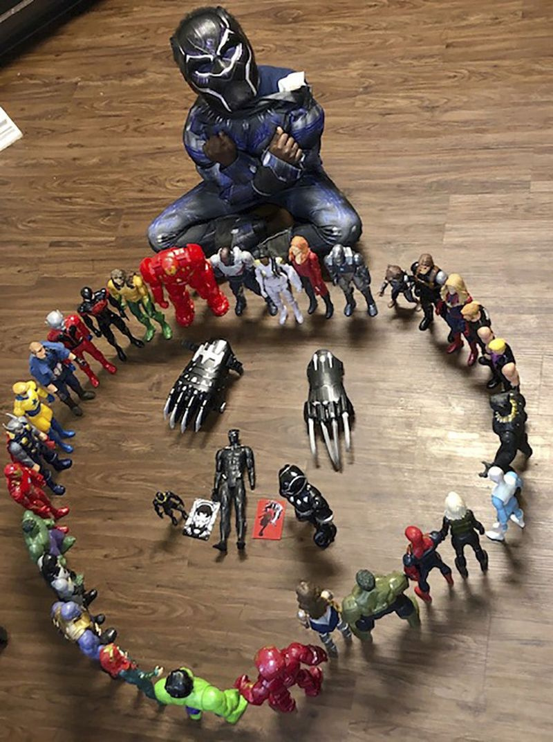 Gavyn Batiste, 7, från Lafayette, Louisiana, klädd som Black Panther och omgiven av actionfigurer, hyllar bortgången av sin favoritsuperhjälte och Chadwick Boseman.
