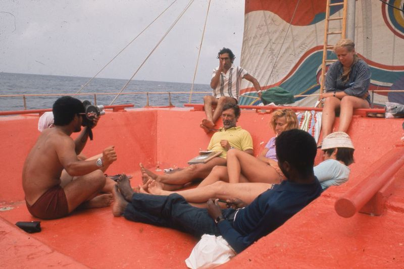 Reisijad alustavad 101-päevast retke üle Atlandi ookeani osana filmitegija sotsiaalsest eksperimendist filmis The Raft.