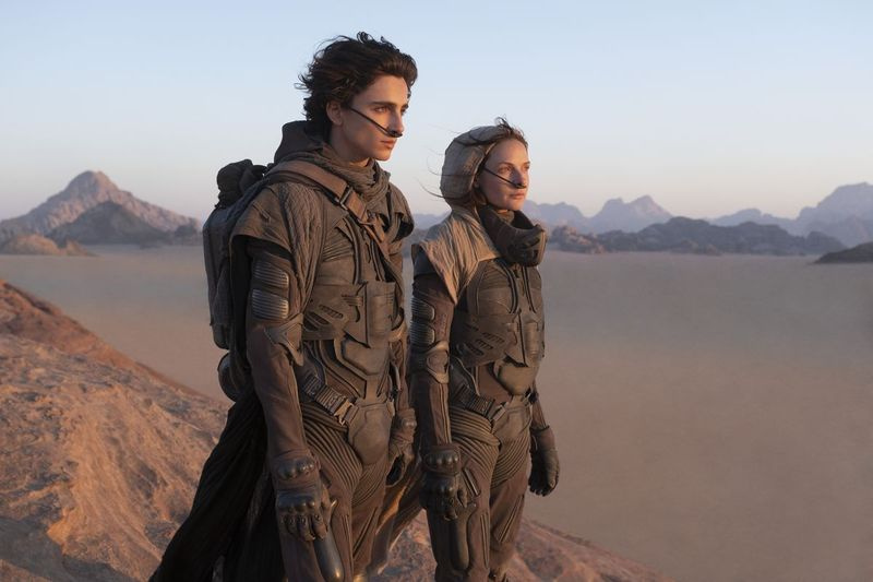 Esta imagen publicada por Warner Bros. Entertainment muestra a Timothee Chalamet, izquierda, y Rebecca Ferguson en una escena de Dune.