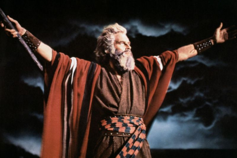 Charlton Heston hrá Mojžiša v epickom filme z roku 1956 Desať prikázaní.