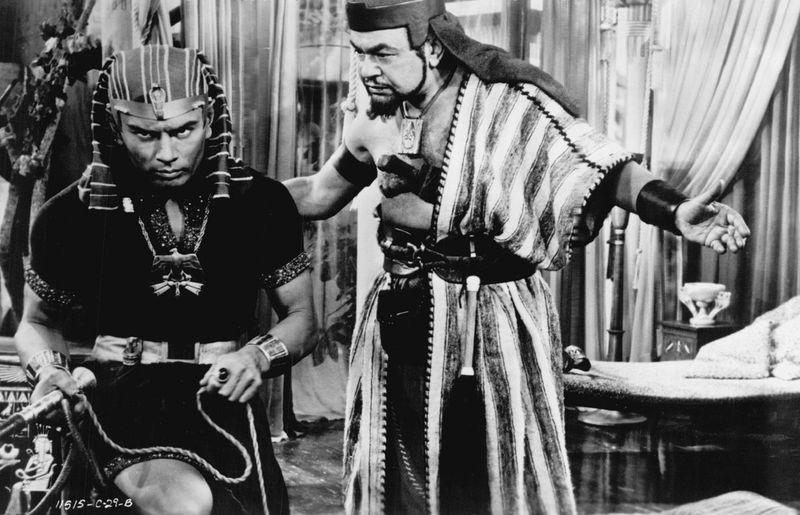 Yul Brynner (ako faraón) a Edward G. Robinson (ako Dathan, vládca) sú znázornení v scéne z Desatora.
