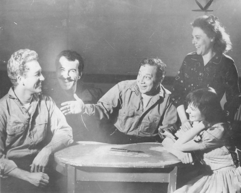 Louis Zorich (zweiter von links) in A View from the Bridge mit (von links) Alan Mixon, Luther Adler, Sylvia Gassell und Collin Wilcox. | Dateifoto