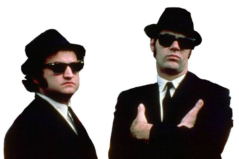 John Belushi a Dan Akroyd jsou fotografováni na natáčení The Blues Brothers během natáčení filmu v Chicagu.