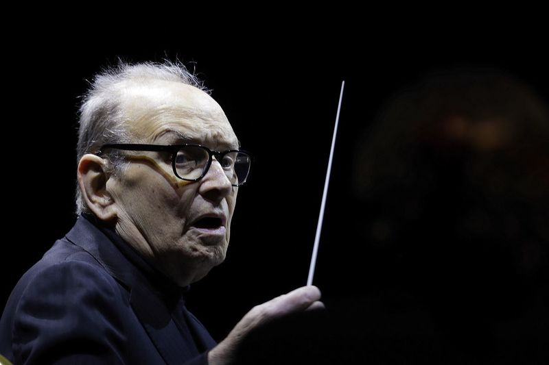 Den italienske kompositören Ennio Morricone, som skapade prärievarg-tjut-temat för den ikoniska spaghettivästern The Good, the Bad and the Ugly och ljudspår som klassiska Hollywood-gangsterfilmer som The Untouchables, dog måndagen den 6 juli 2020 på ett sjukhus i Rom på ålder av 91. På det här fotot daterat tisdagen den 6 mars 2018 leder Morricone en ensemble under en konsert av hans 60 Year Of Music World Tour i Milano, Italien.