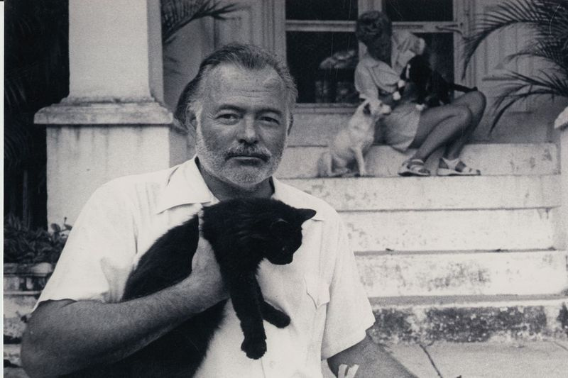 Ernest Hemingway vo svojom dome na Kube.