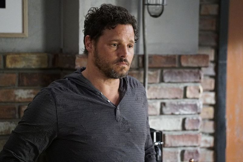 Justin Chambers într-o scenă din Grey’s Anatomy. Chambers, care l-a interpretat pe Alex Karev în emisiune, a părăsit sezonul trecut după o serie de 15 ani.