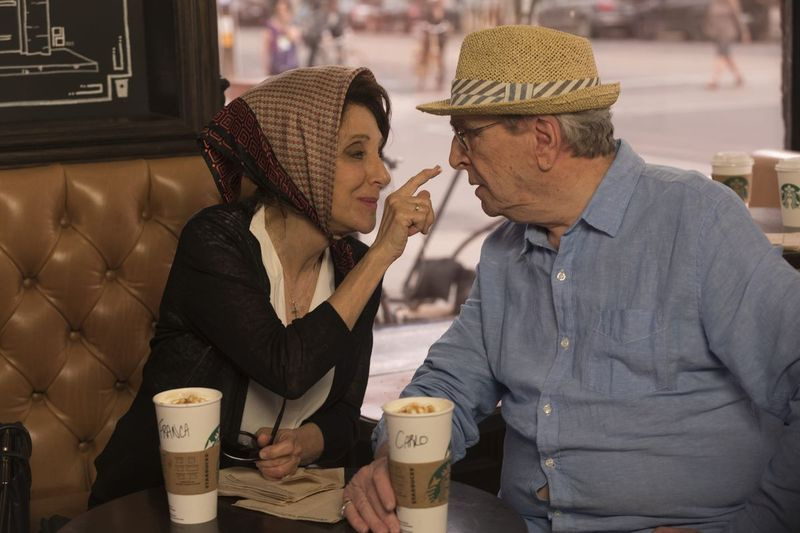 Los abuelos Franca (Andrea Martin) y Carlo (Danny Aiello) flirtean por su cuenta en Little Italy. | ESTRENO LIONSGATE