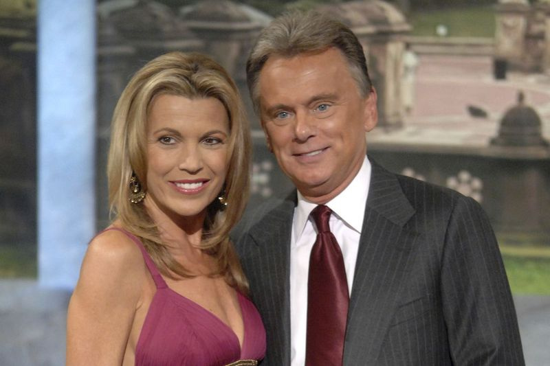 I co-conduttori Vanna White e Pat Sajak fanno un