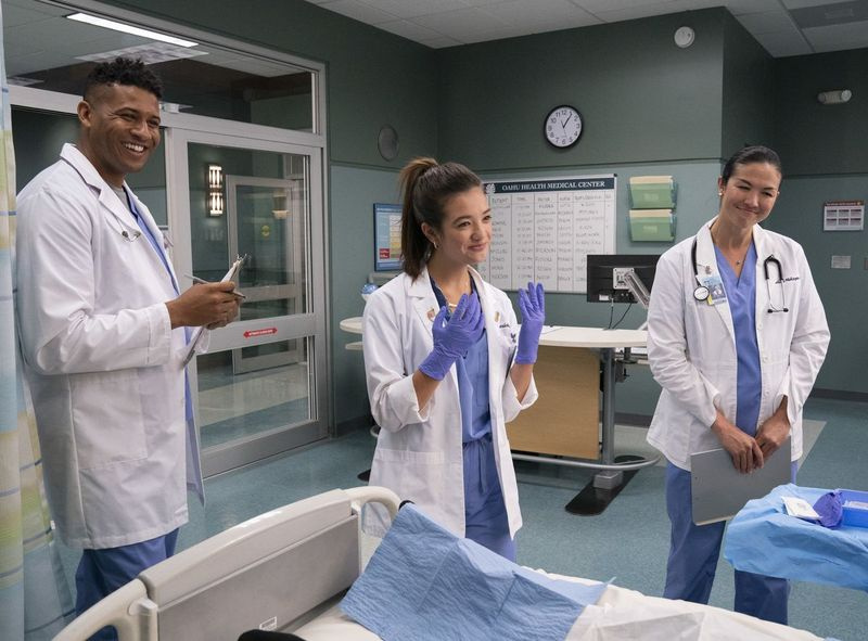 Jeffrey Bowyer-Chapman (dari kiri), Peyton Elizabeth Lee dan Mapuana Makia ditunjukkan dalam episod satu Musim 1 Doogie Kamealoha, M.D., sebuah drama Disney= kedewasaan baharu yang diilhamkan oleh siri perubatan popular Doogie Howser, M.D.
