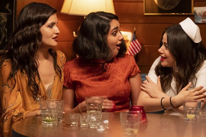 Tento obrázok vydaný spoločnosťou Sony -TriStar Pictures zobrazuje Phillipu Soo zľava, Geraldine Viswanathan a Molly Gordon v scéne z Galérie zlomených sŕdc. (George Kraychyk/Sony-TriStar Pictures cez AP) ORG XMIT: NYET119