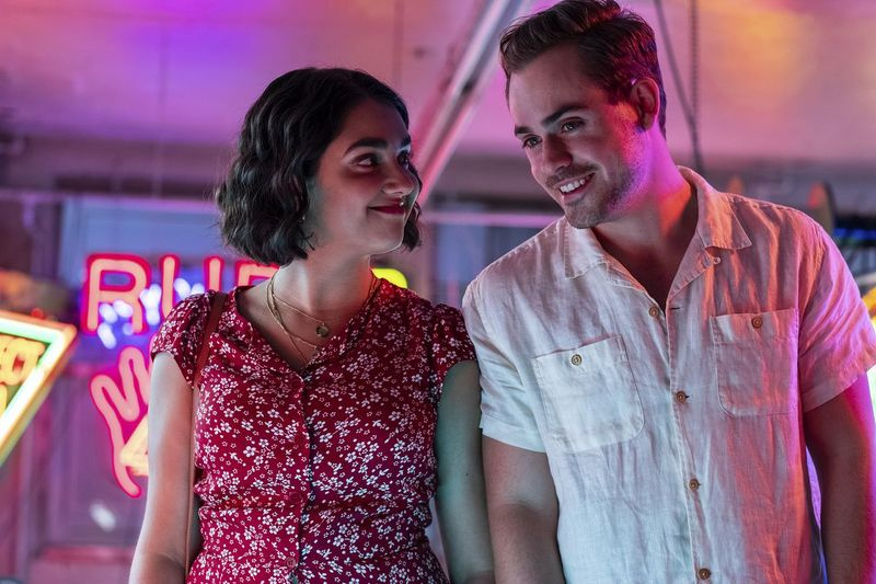 Lucy (Geraldine Viswanathan) ju priťahuje začínajúci hotelier Nick (Dacre Montgomery) v scéne z Galérie zlomených sŕdc.