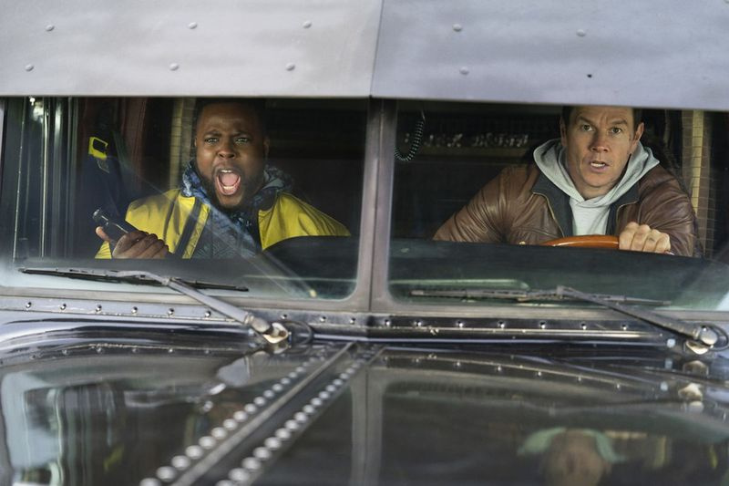 Luptătorul de MMA Hawk (Winston Duke, stânga) îl ajută pe Spenser (Mark Wahlberg) să investigheze o crimă în Spenser Confidential de pe Netflix.