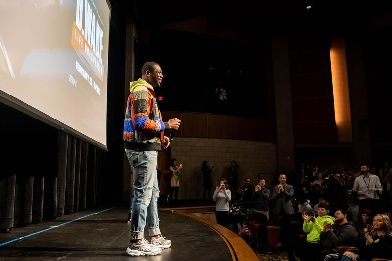 Dwyane Wade räägib oma alma mater’i, Oak Lawni Richardsi keskkooli õpilastega dokumentaalfilmist D. Wade: Life Unexpected.