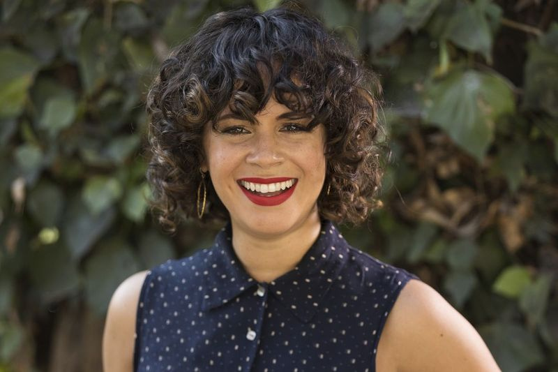 Charise Castro Smith pózuje na portrétu v Los Angeles, aby propagovala svůj animovaný film Encanto od Disneyho. Film, který režíruje společně s Jaredem Bushem a Byronem Howardem, se odehrává v Kolumbii a sleduje dospívající dívku, která se potýká s frustrací z toho, že je jediným členem své rodiny bez magických schopností.