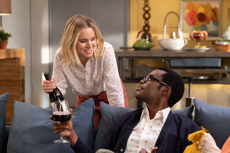 Kristen Bell kot Eleanor in William Jackson Harper kot Chidi sta prikazana v prizoru iz zadnje epizode The Good Place.