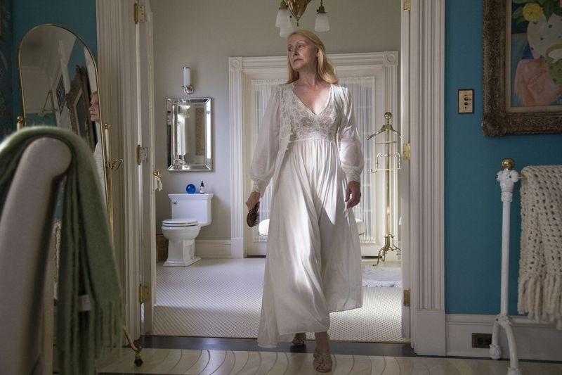 Patricia Clarkson hraje Camilleinu odcizenou matku, královnu vyšší společnosti ve svém městě. | HBO