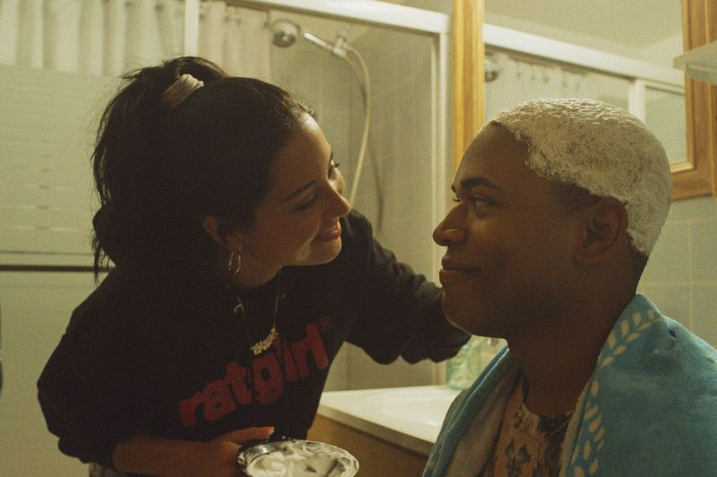 ヘアタッチアップは、Wavesの10代のAlexis（Alexa Demie）とTyler（Kelvin Harrison Jr.）にとってロマンチックな瞬間になります。